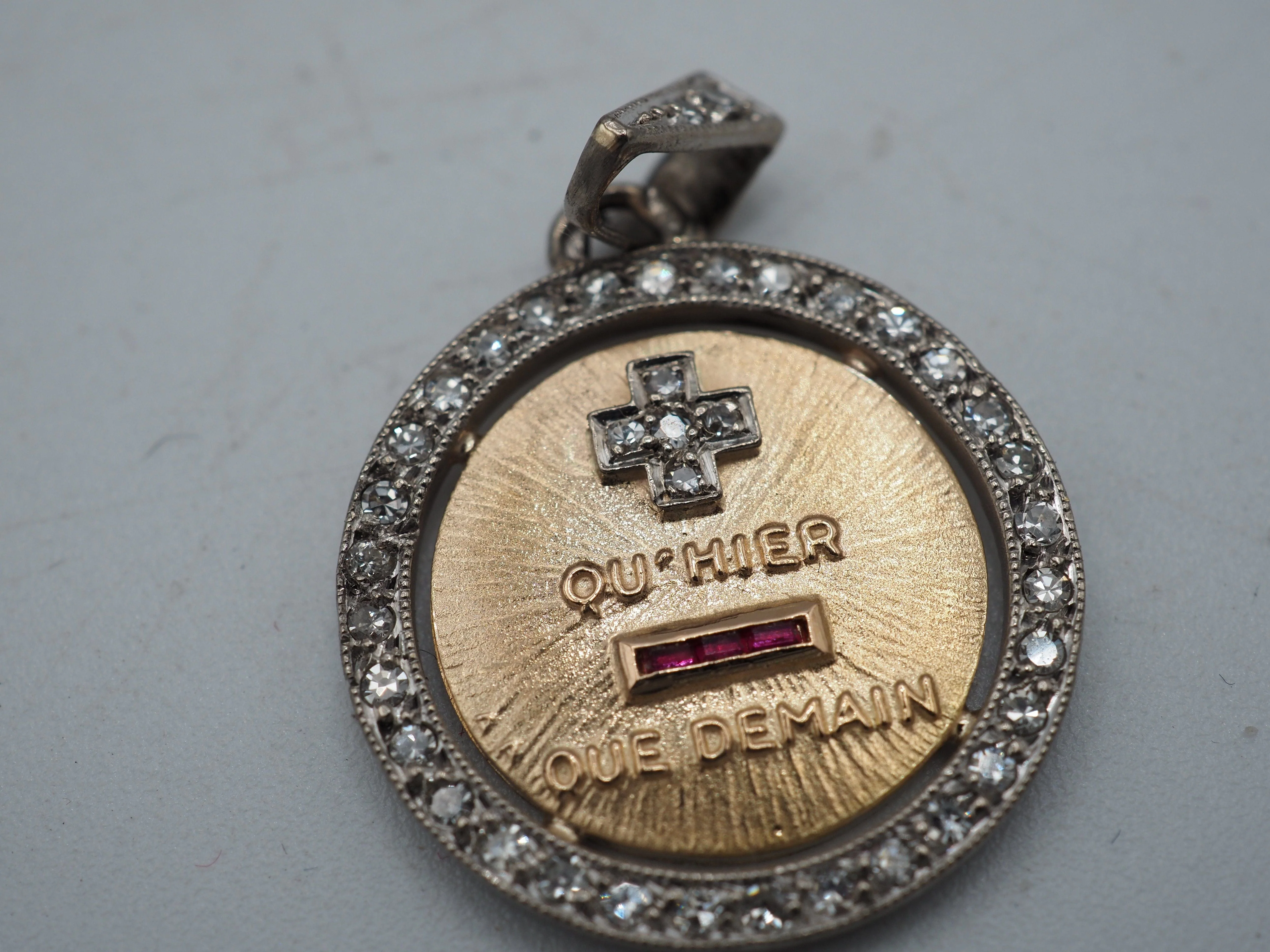 Augis gold diamond medal - Image 2