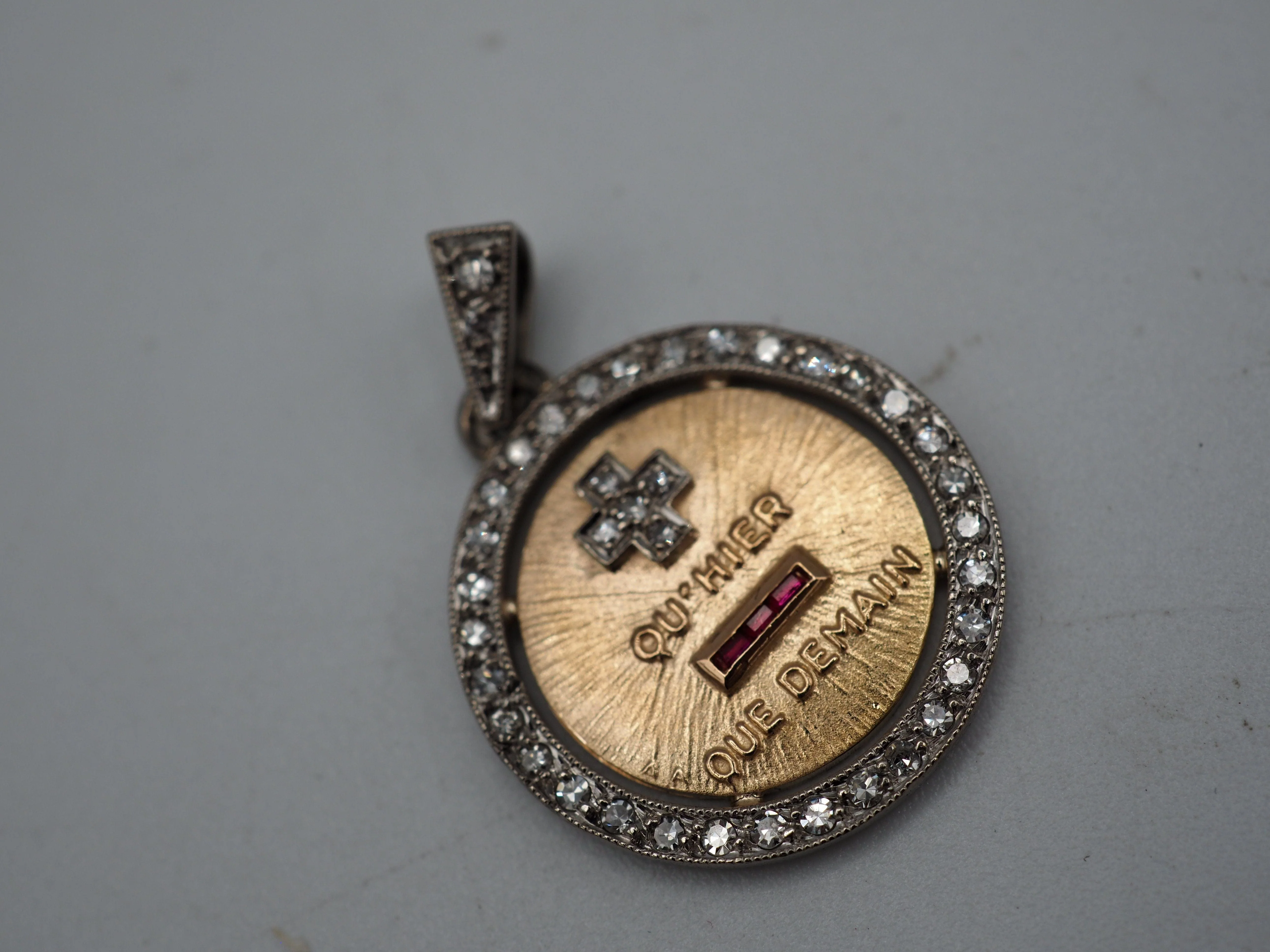 Augis gold diamond medal - Image 3