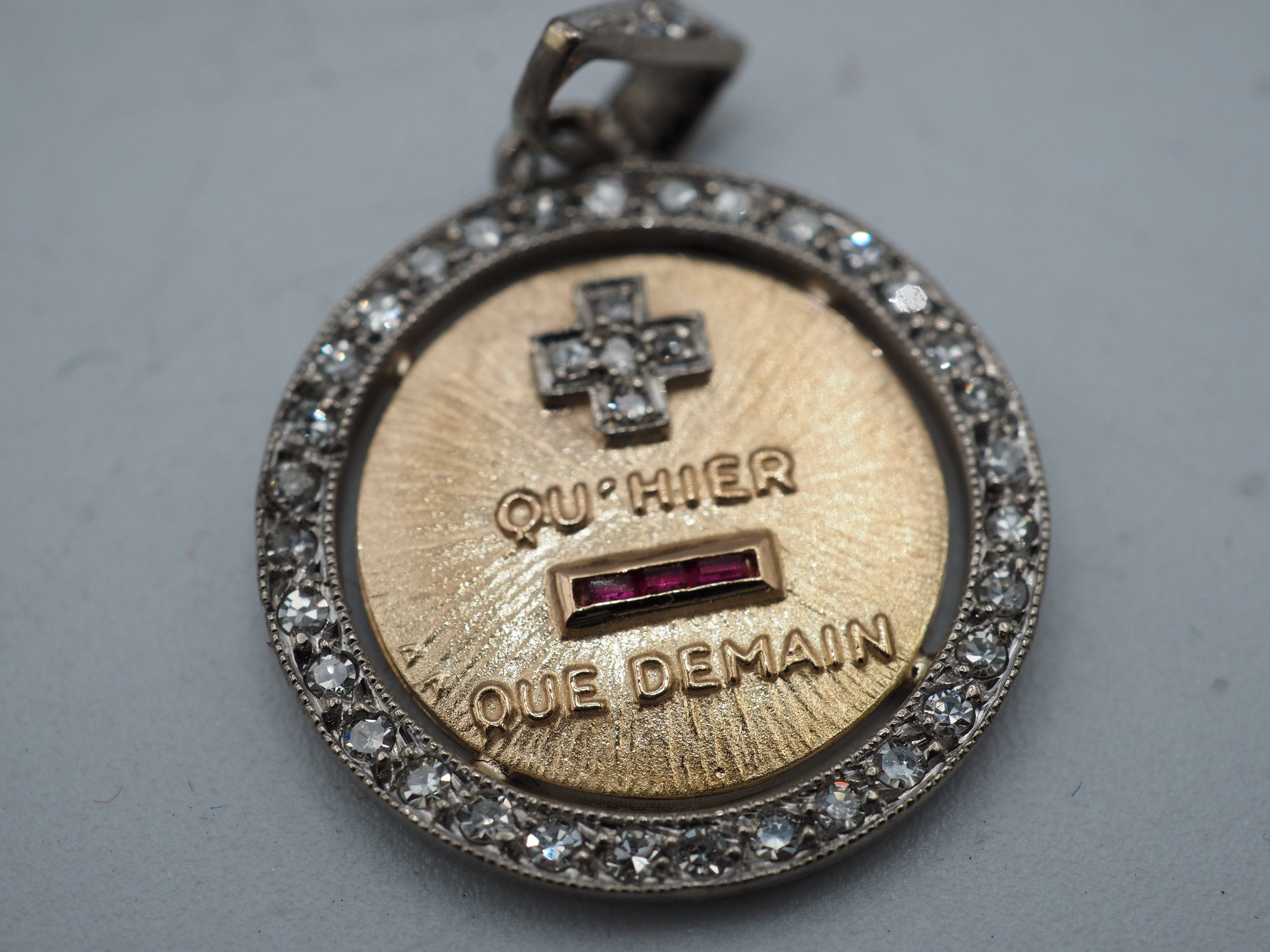 Augis gold diamond medal - Image 4