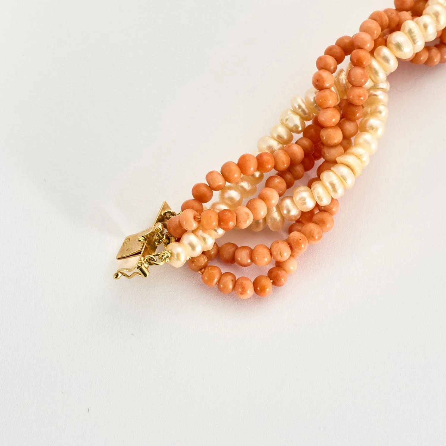 Yellow gold bracelet with baroque pearls, coral, emeralds and diamonds - Image 4