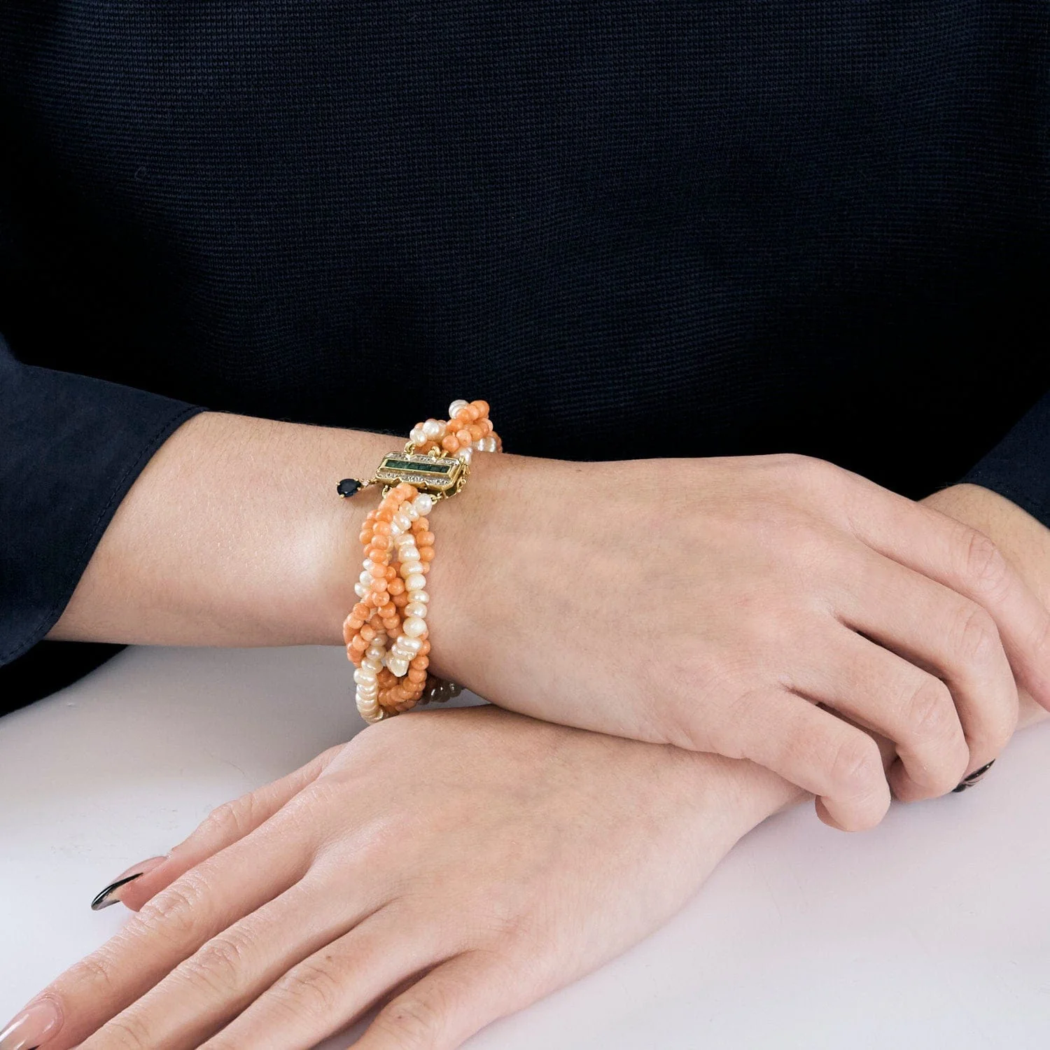 Yellow gold bracelet with baroque pearls, coral, emeralds and diamonds - Image 6