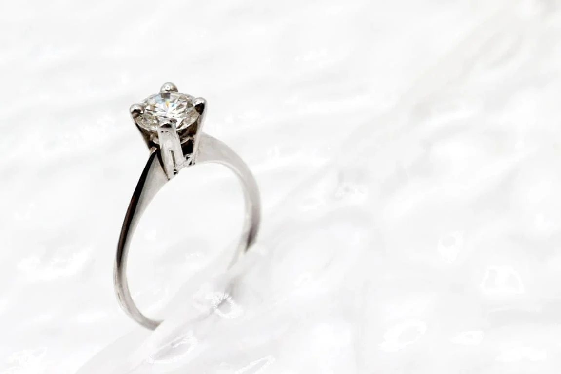 White gold and diamond ring  - Image 2