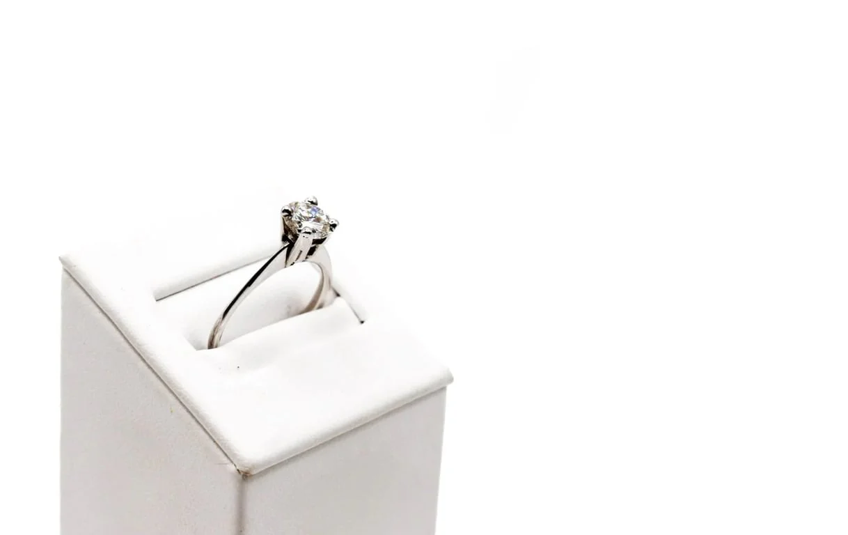 White gold and diamond ring  - Image 5
