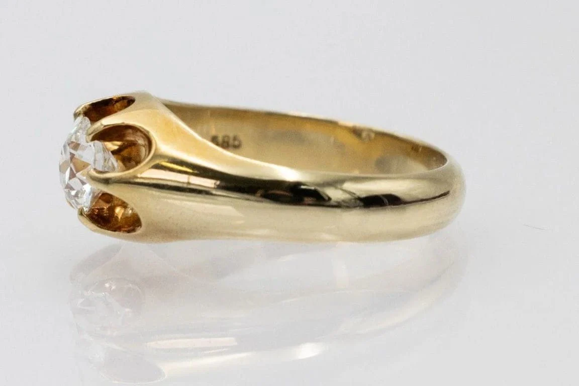 Solitaire yellow gold ring with 0.80 ct old-cut diamond  - Image 7