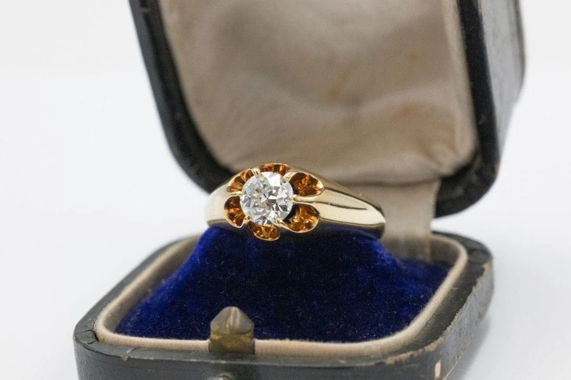 Solitaire yellow gold ring with 0.80 ct old-cut diamond  - Image 8