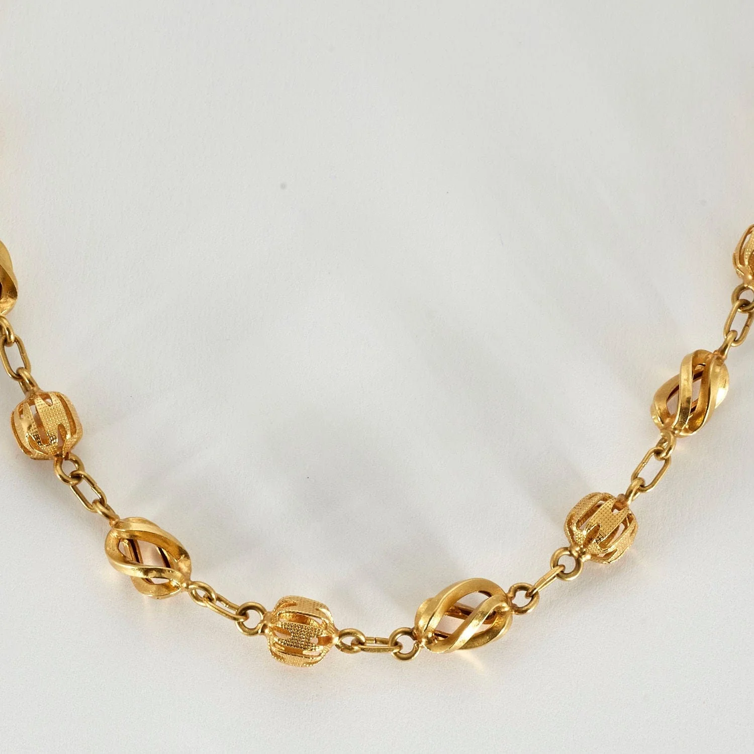Yellow gold alternating mesh long necklace - Image 2
