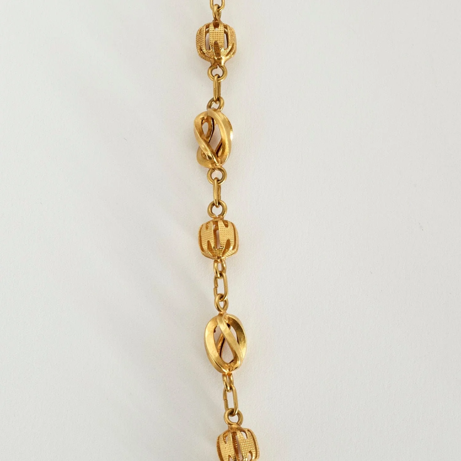 Yellow gold alternating mesh long necklace - Image 3