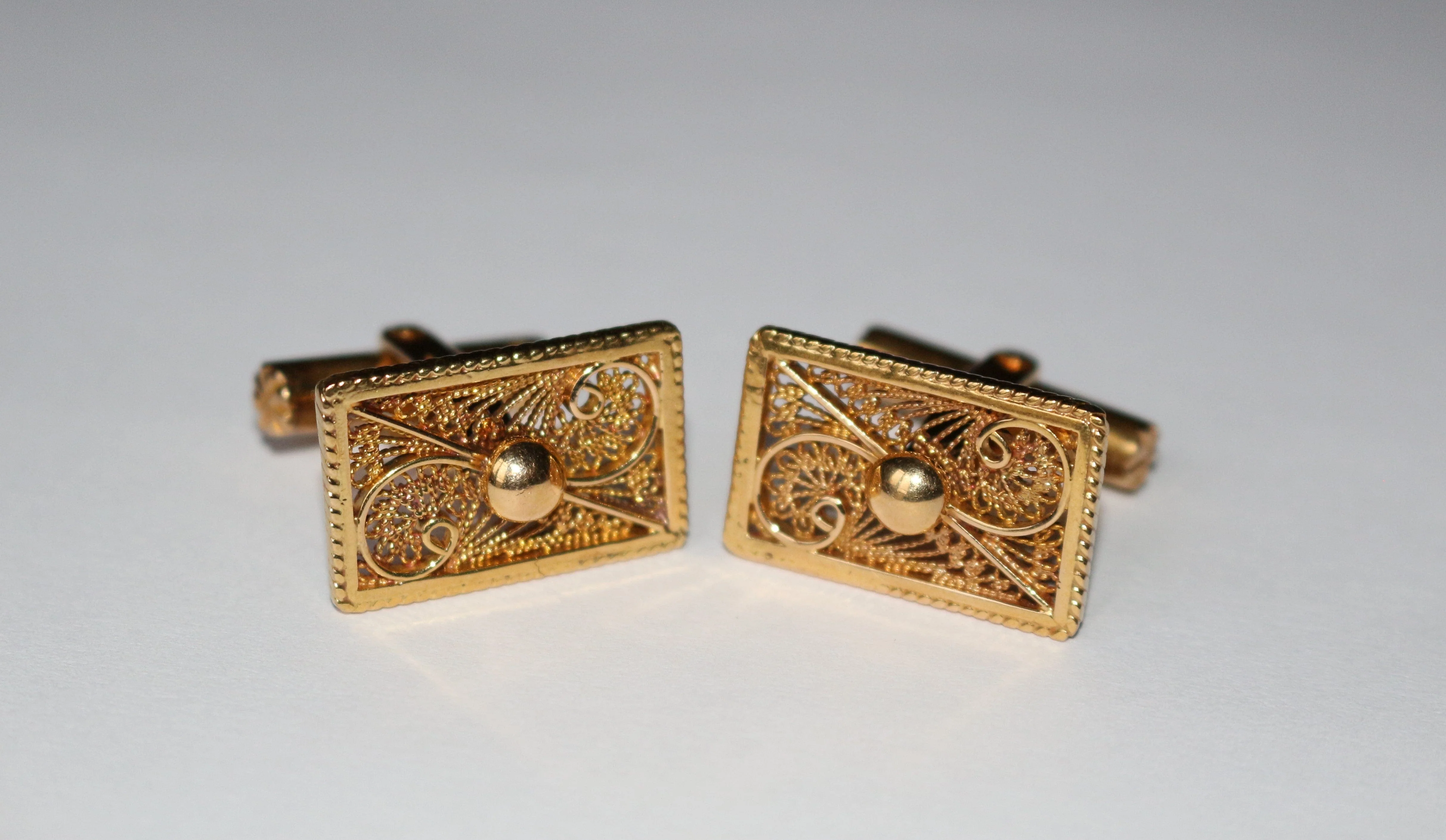 Openwork yellow gold cufflinks - Image 3