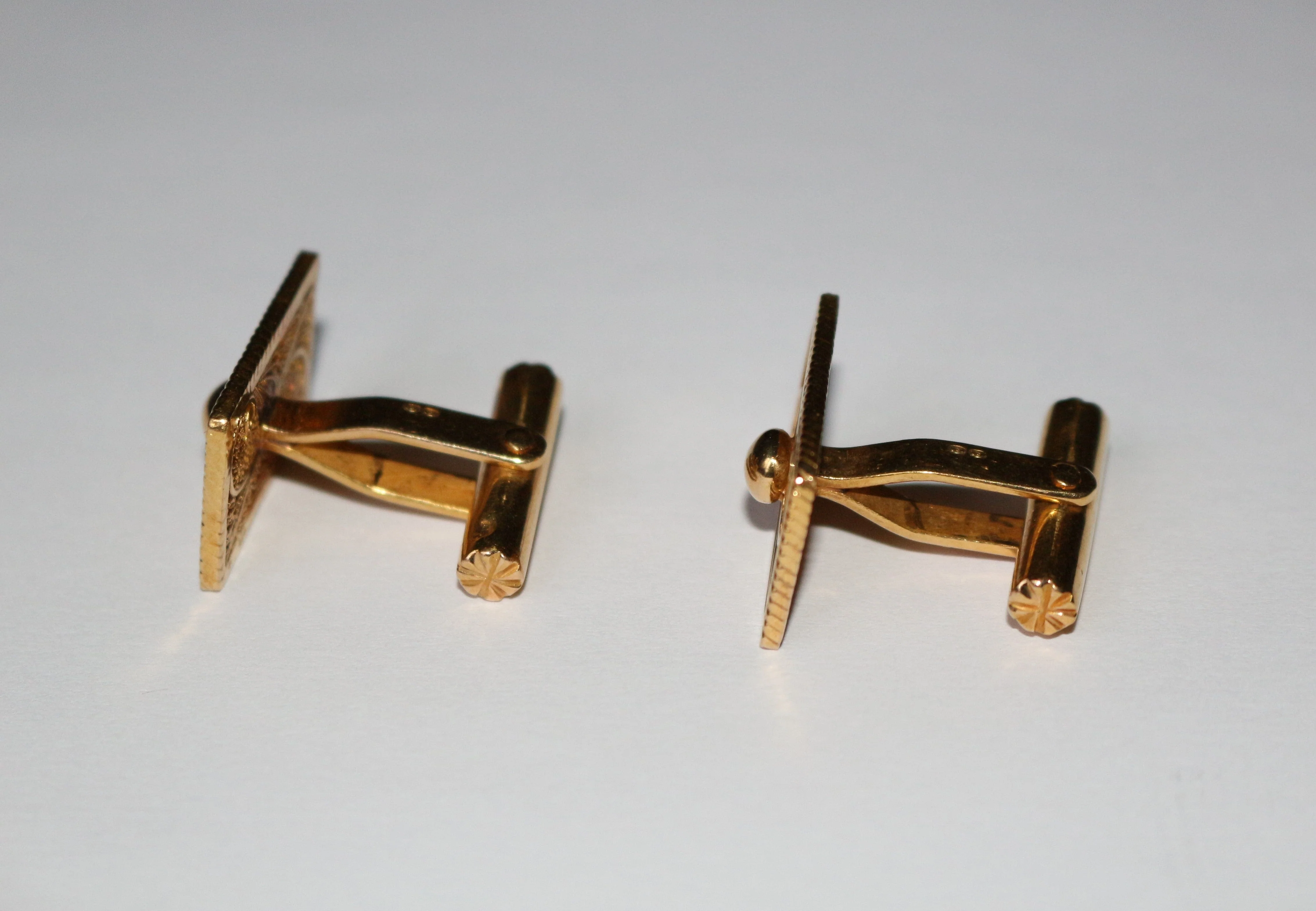 Openwork yellow gold cufflinks - Image 4