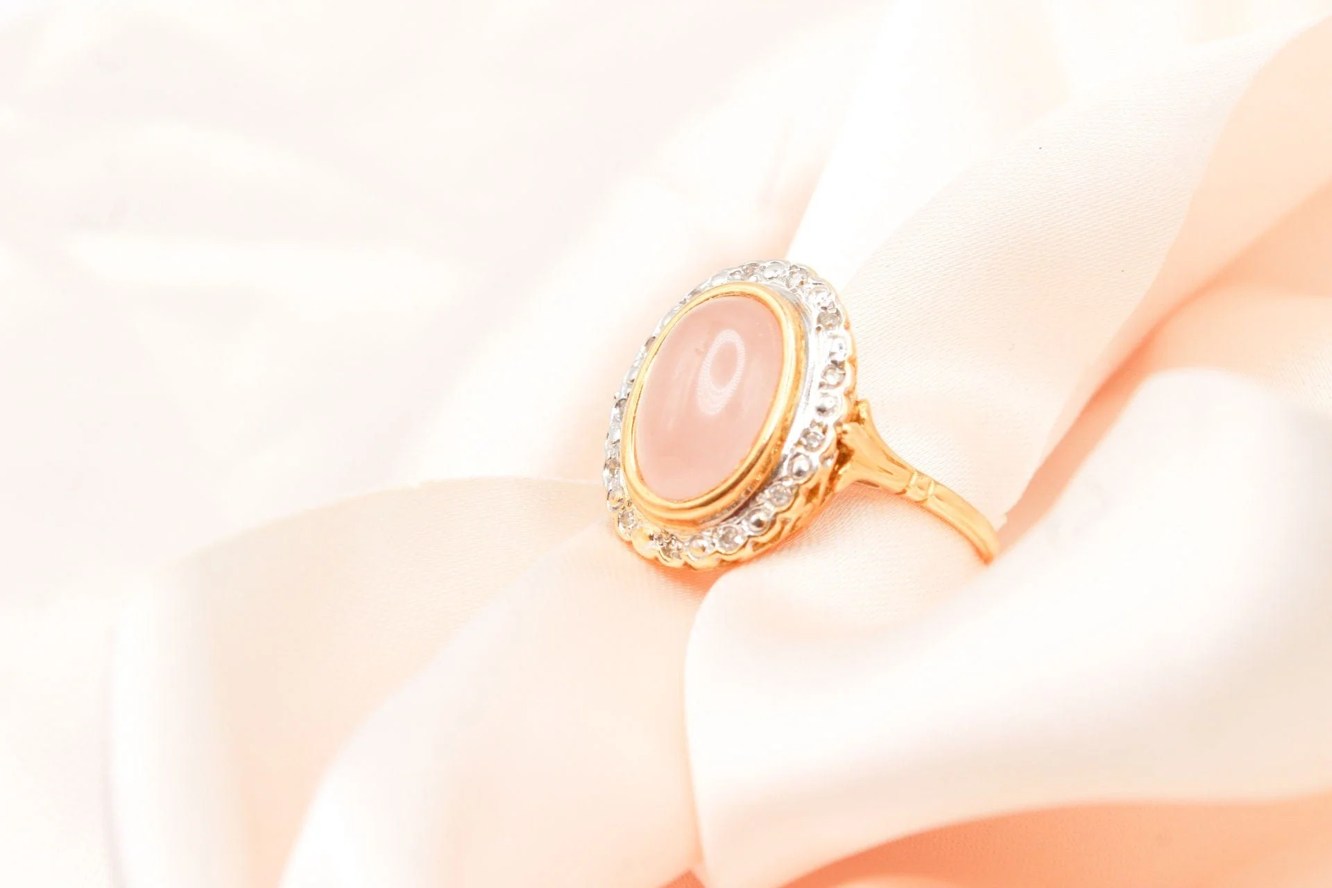 Two-tone gold ring with rose quartz and diamonds  - Image 2