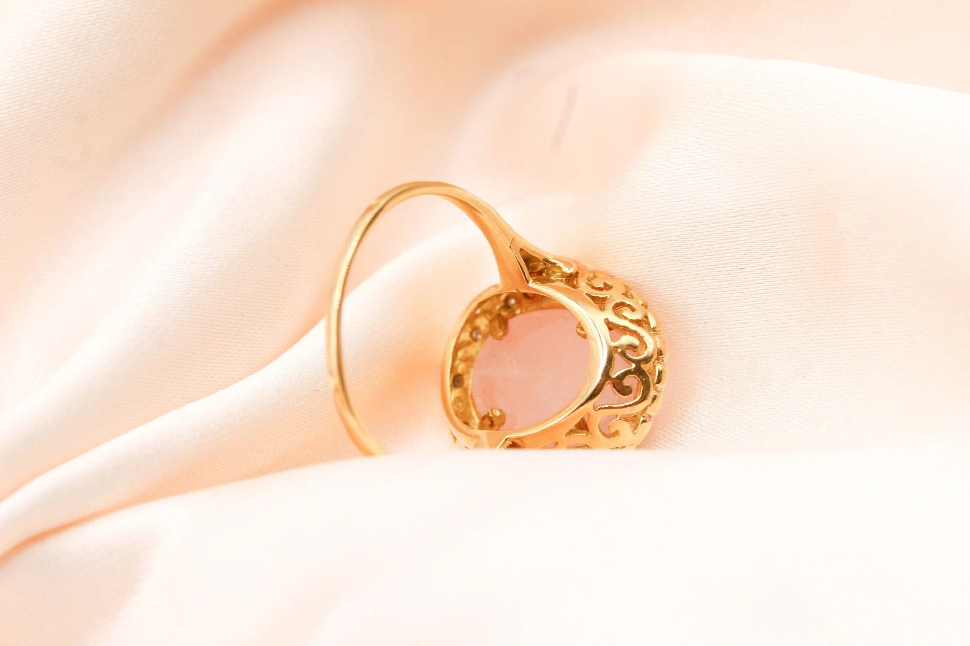Two-tone gold ring with rose quartz and diamonds  - Image 4