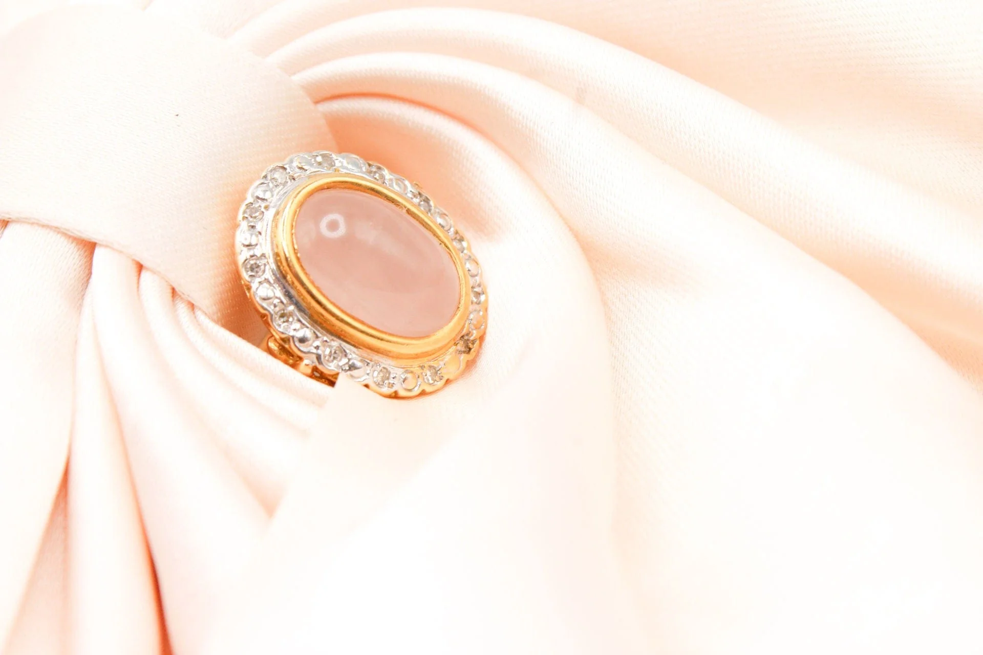 Two-tone gold ring with rose quartz and diamonds  - Image 5
