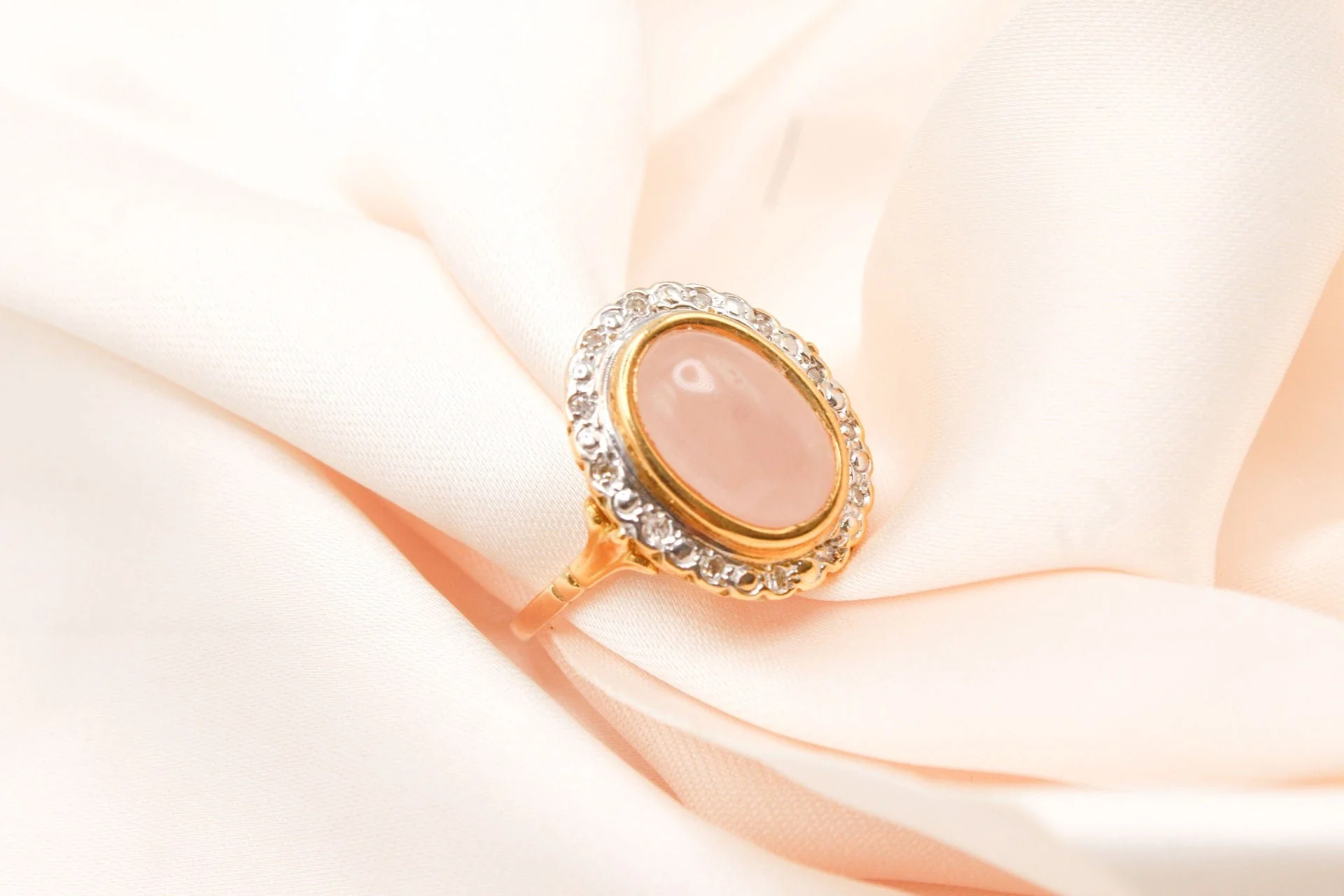 Two-tone gold ring with rose quartz and diamonds  - Image 6