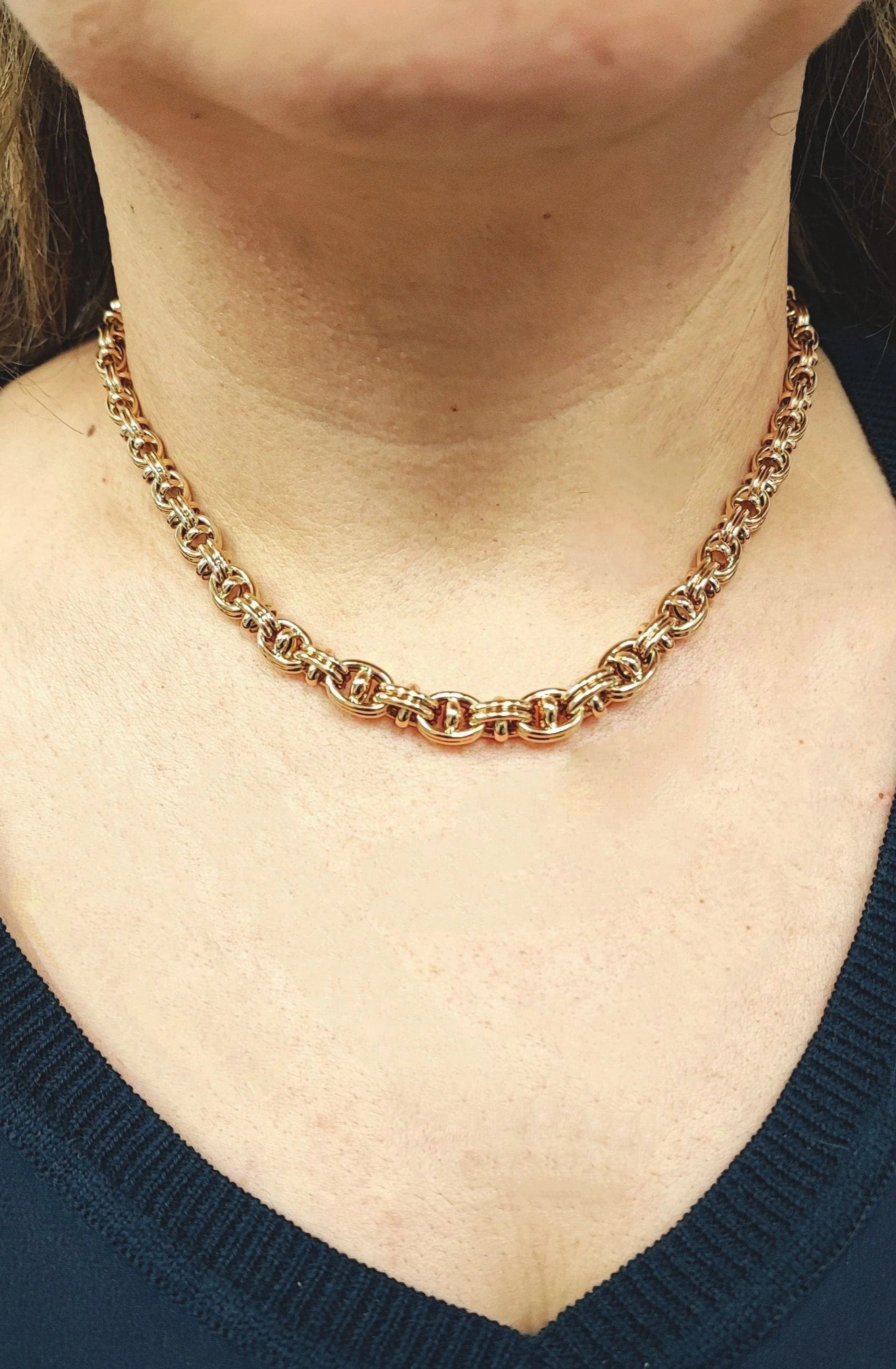 Caplain Saint André - Yellow gold necklace in fall - Image 3