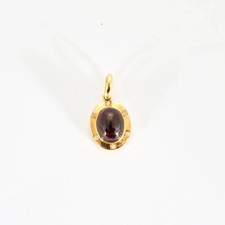 Yellow gold pendant with garnet cabochon diamonds