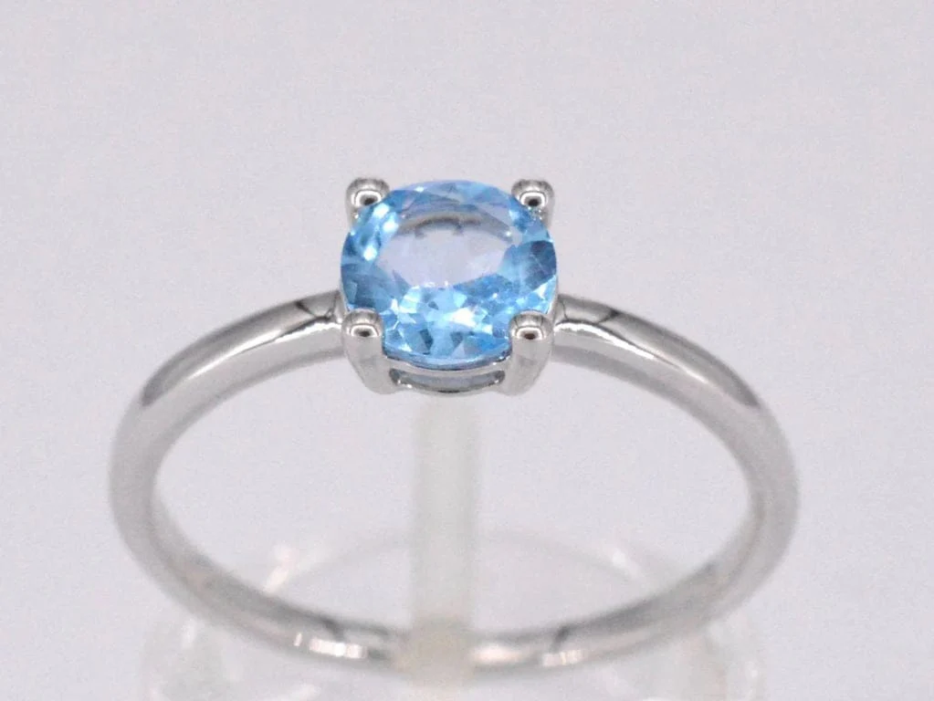 White gold ring with topaz - Image 3
