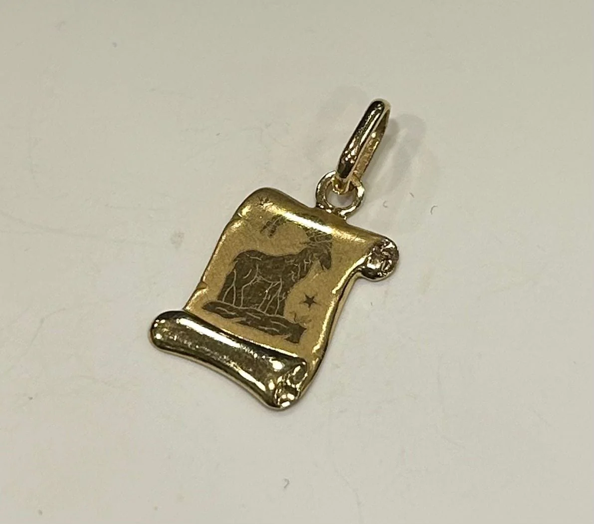 Yellow gold Capricorn pendant