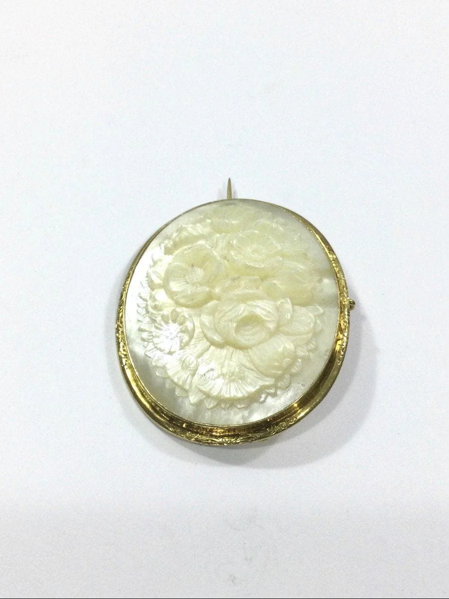 Gold and mother-of-pearl pendant brooch - Image 11