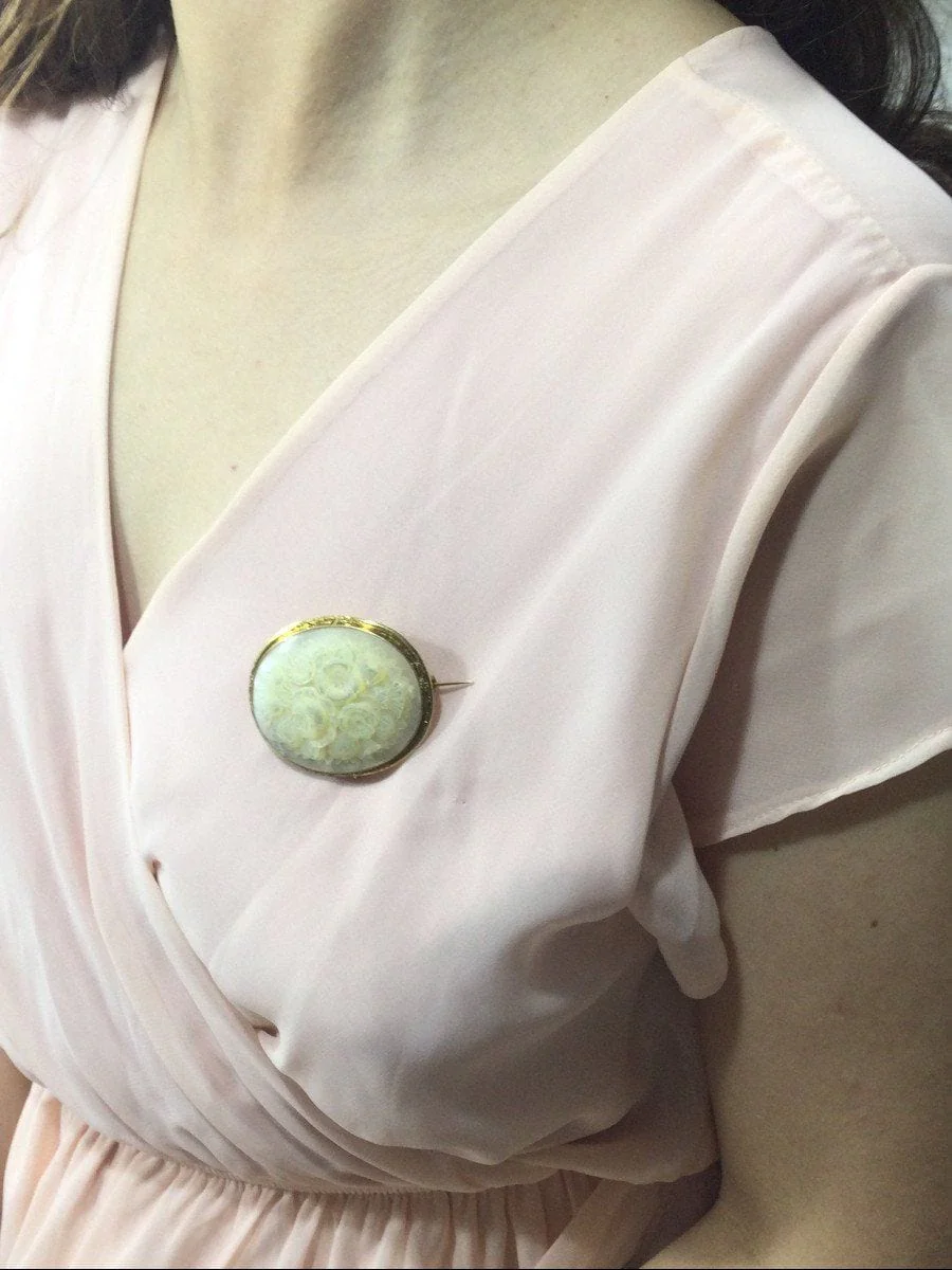 Gold and mother-of-pearl pendant brooch - Image 2