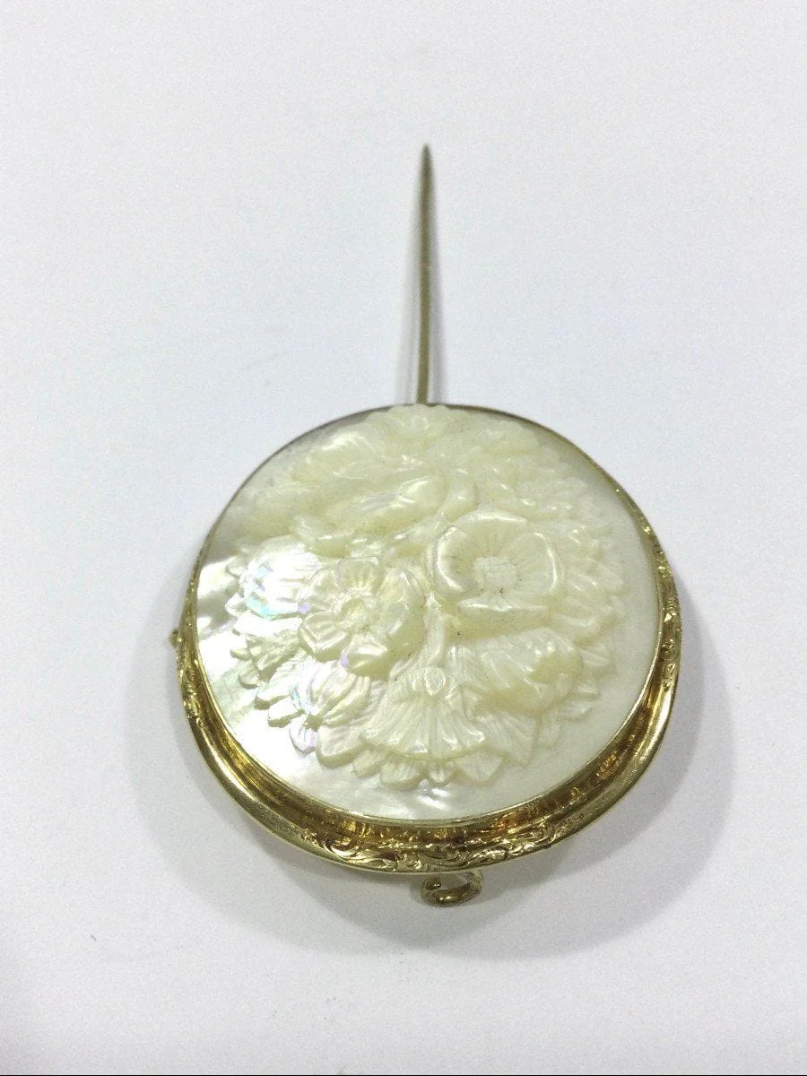 Gold and mother-of-pearl pendant brooch - Image 7