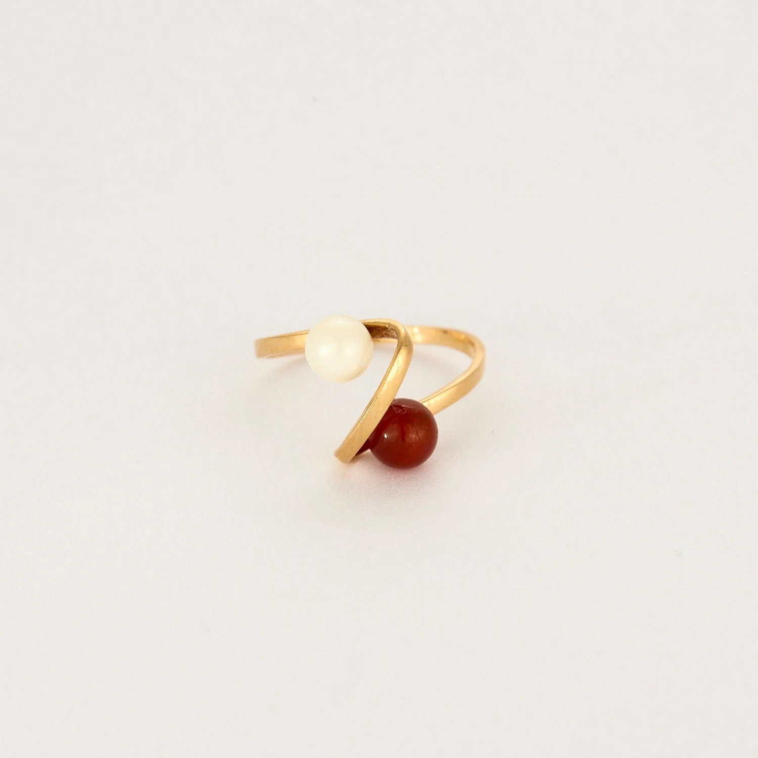 Ring Toi & Moi in yellow gold set with cultured pearl and a red friedelite - Image 5