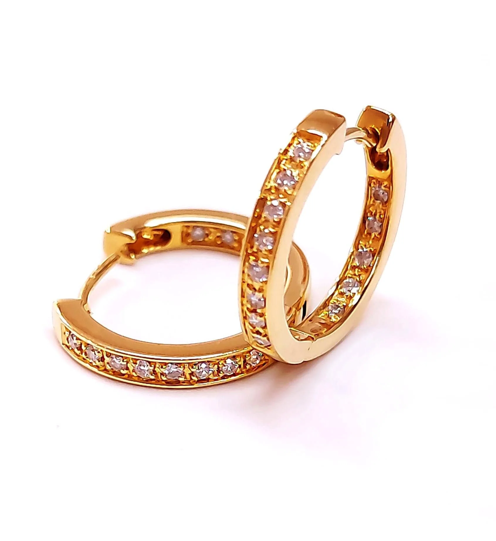 Yellow gold hoop earrings, diamonds