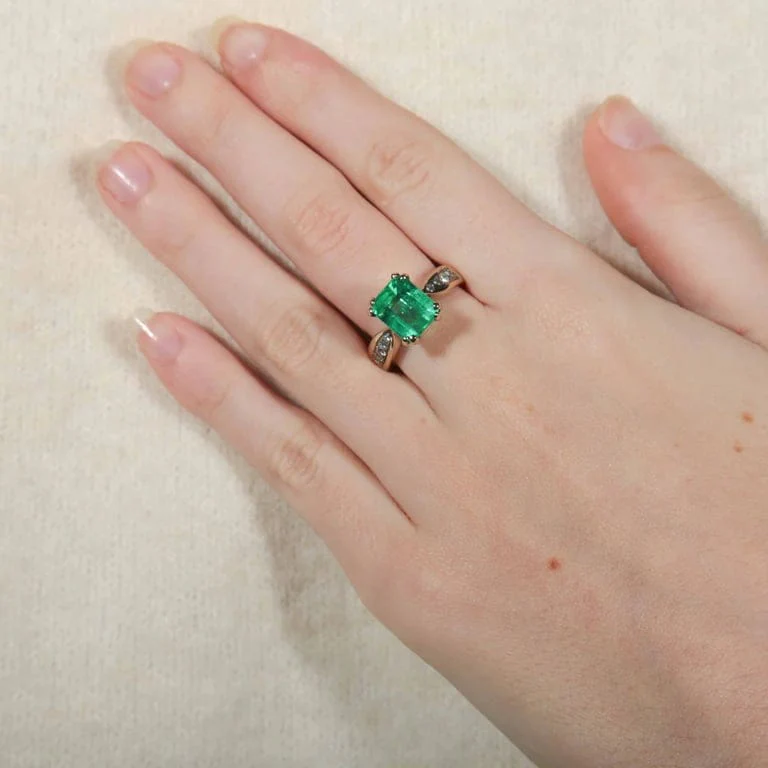 Rectangular Emerald Ring Diamonds - Image 2
