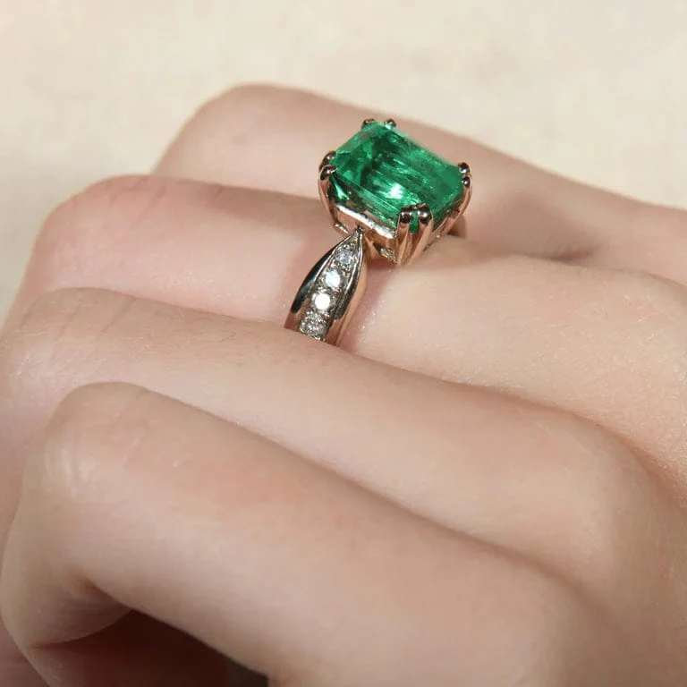 Rectangular Emerald Ring Diamonds - Image 3