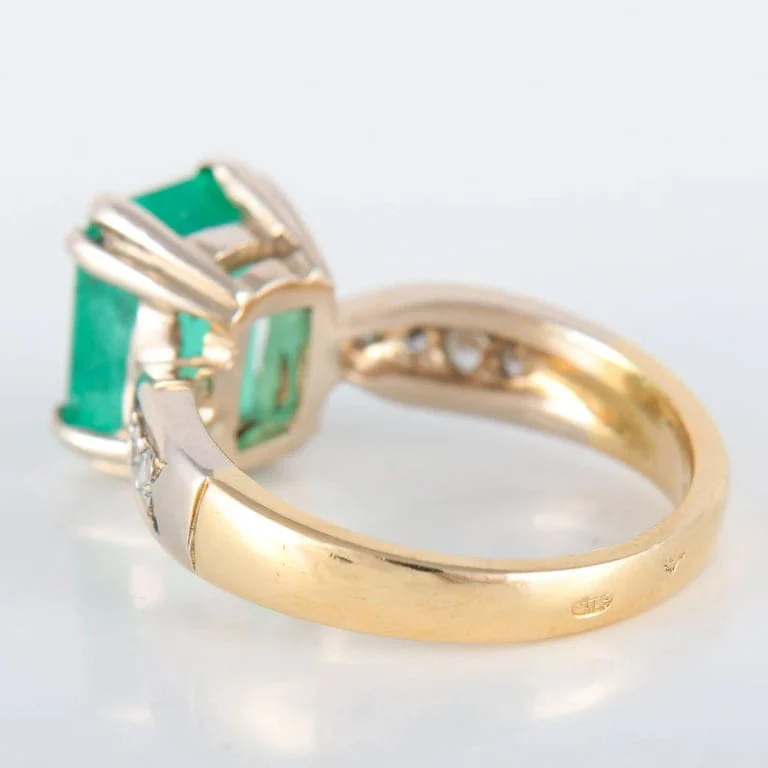 Rectangular Emerald Ring Diamonds - Image 8