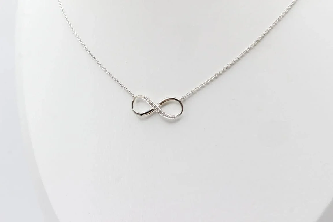 Infinity necklace in white gold, diamonds - Image 4