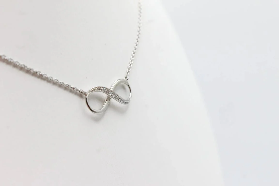 Infinity necklace in white gold, diamonds - Image 6