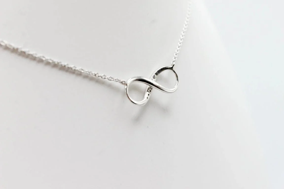 Infinity necklace in white gold, diamonds - Image 8