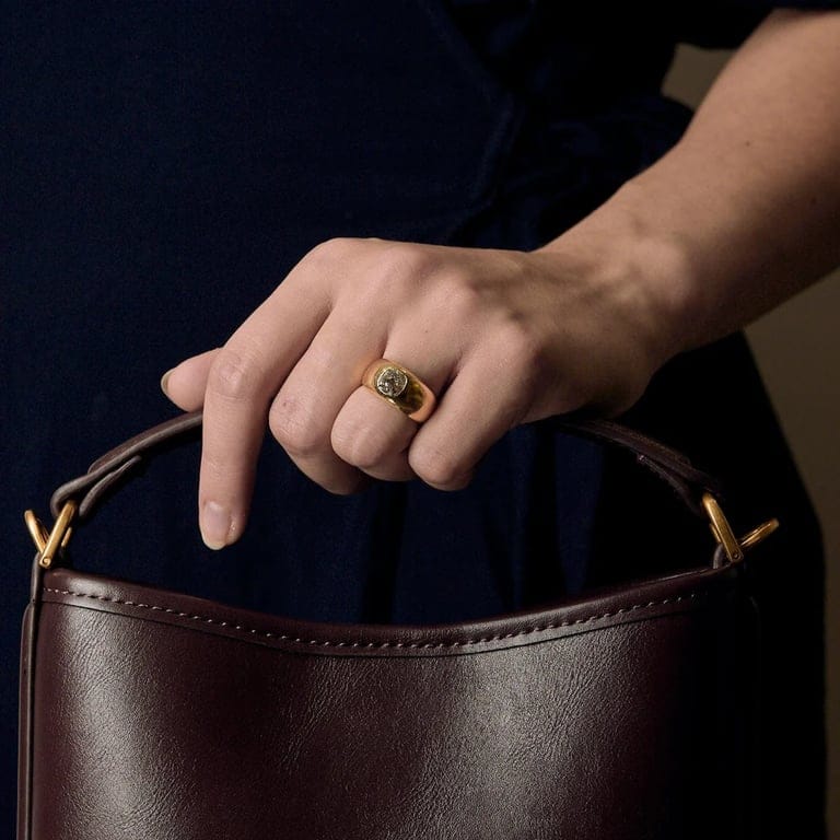 Ring the Signet ring yellow gold and cushion diamond - Image 2