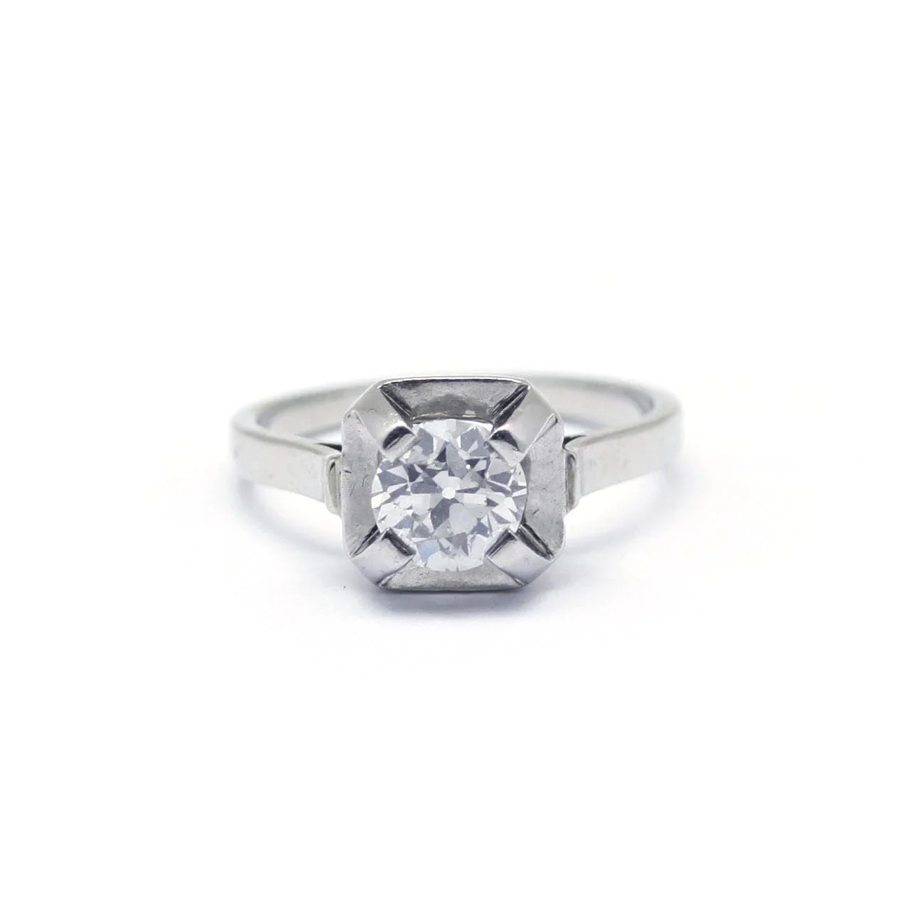 White gold diamond solitaire