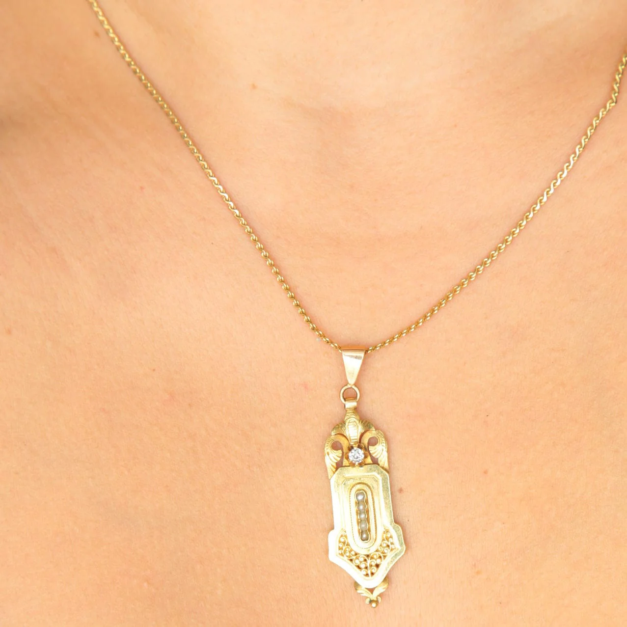 Necklace with yellow gold pendant - Image 2