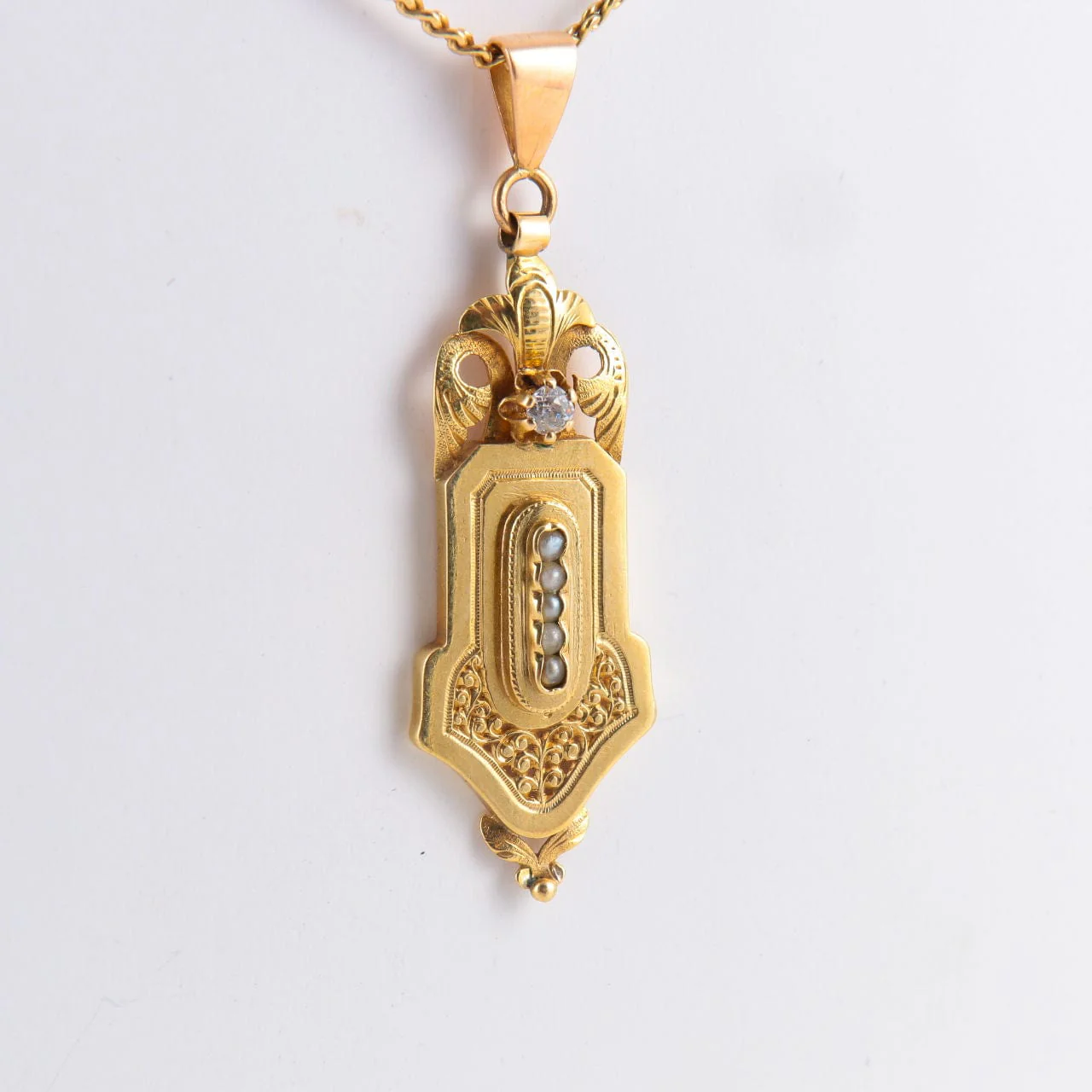 Necklace with yellow gold pendant - Image 3