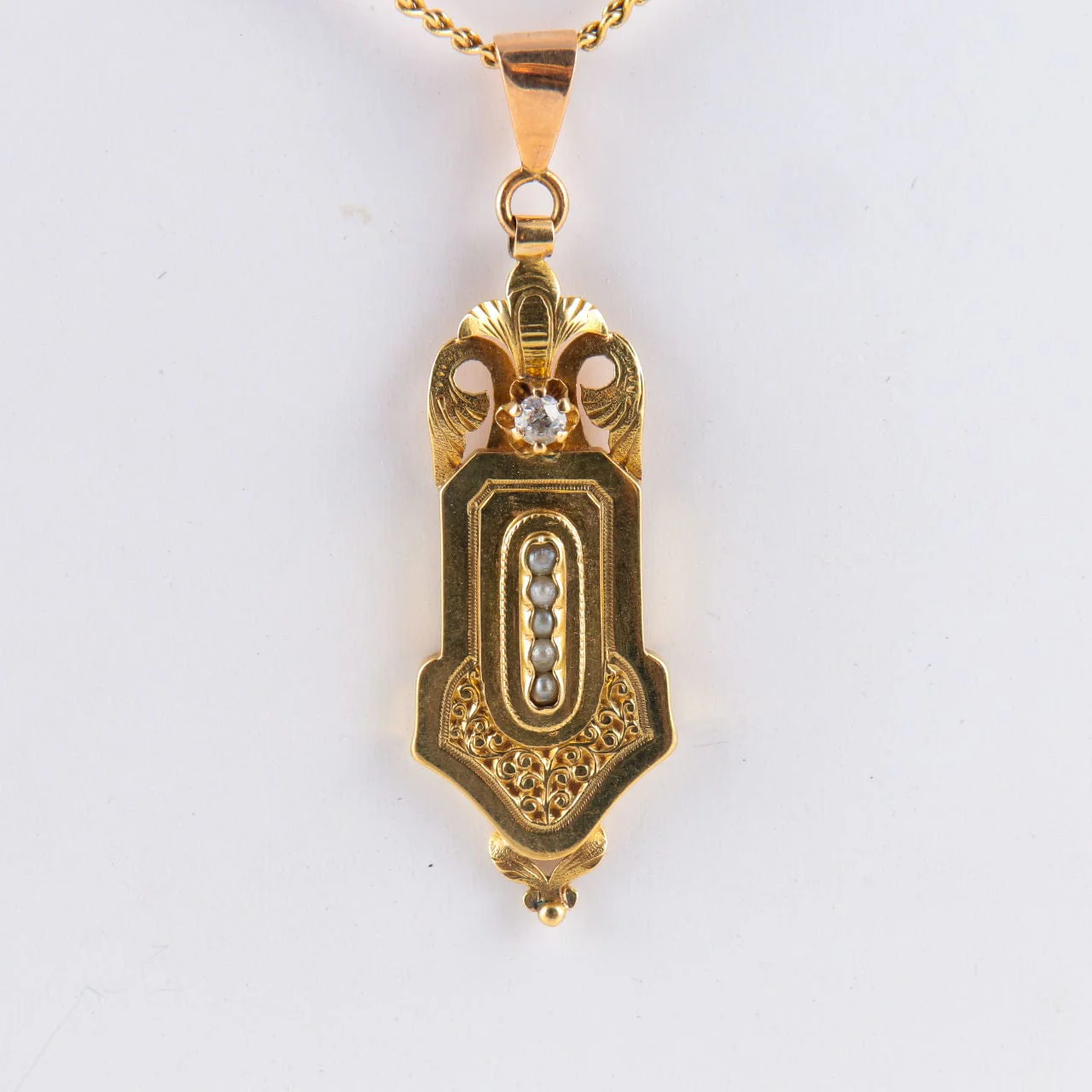 Necklace with yellow gold pendant - Image 4