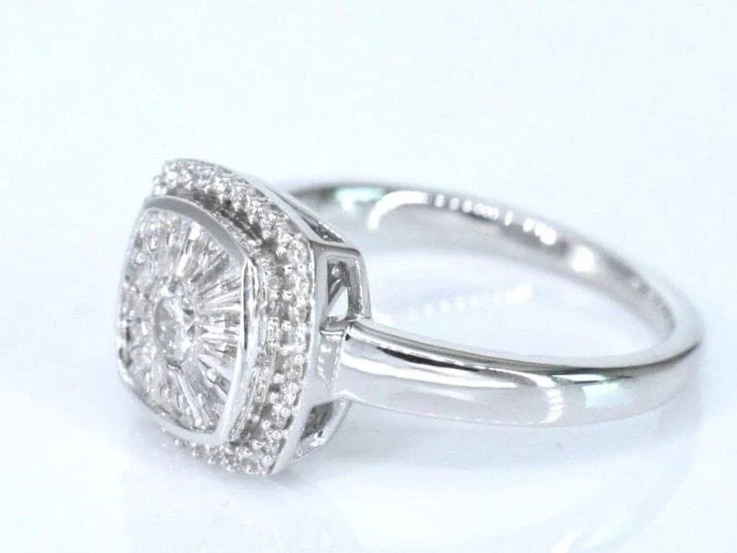 White gold entourage ring with diamonds - Image 3