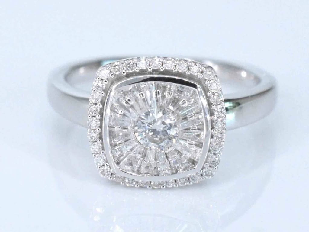 White gold entourage ring with diamonds - Image 5