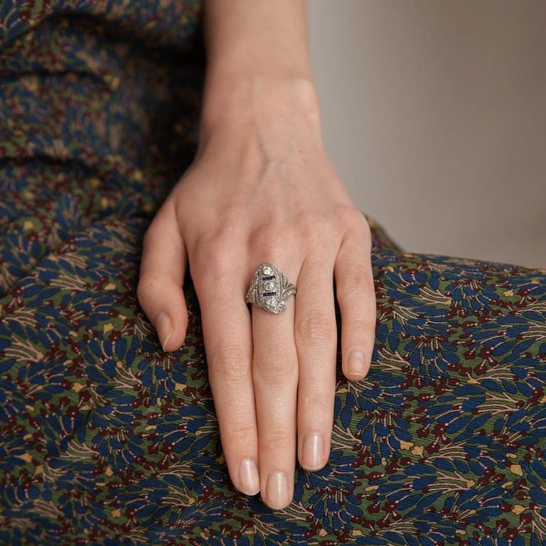 Ring Art Deco Calibrated Sapphire Diamonds - Image 2