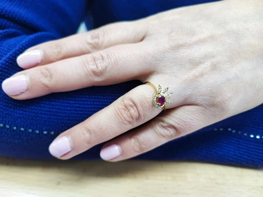 Yellow gold ring, ruby and diamonds  - Image 2