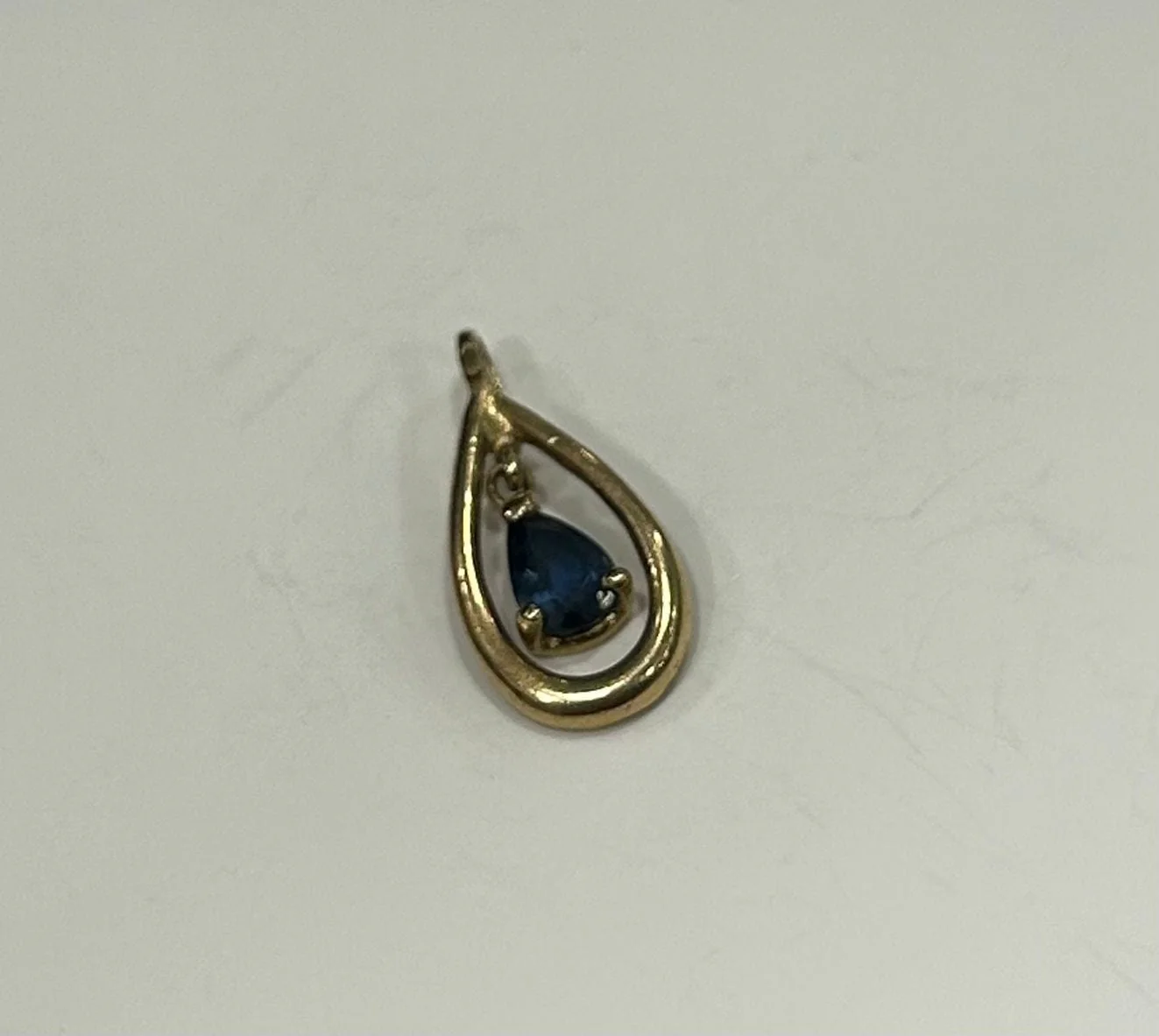 Yellow gold sapphire pendant