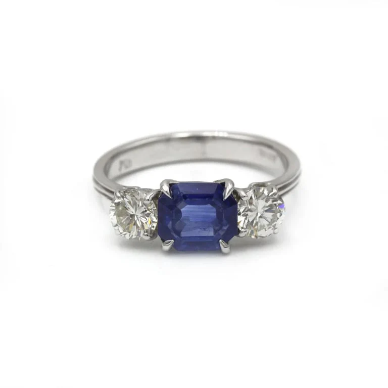Ring - Gold, Diamonds & Sapphire