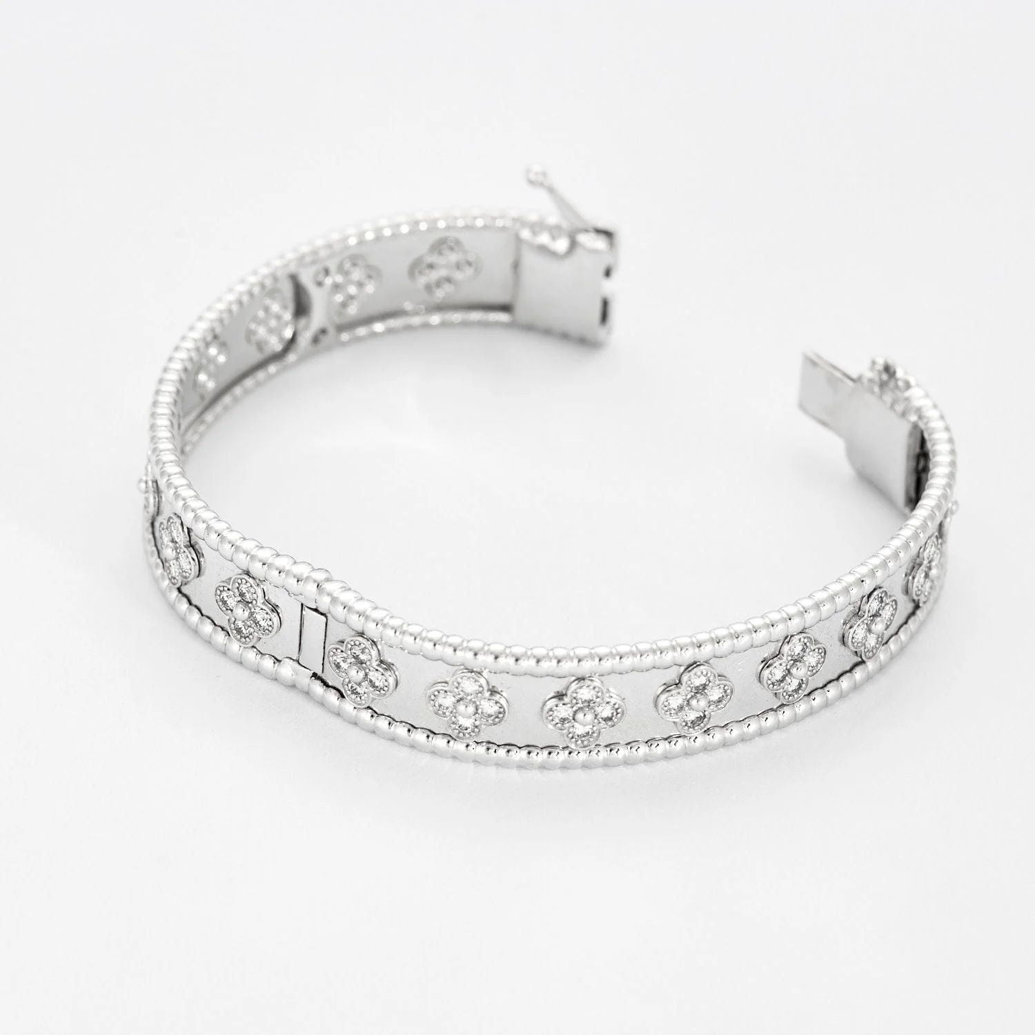 VAN CLEEF & ARPELS – White gold clover pearl bracelet with diamonds - Image 4