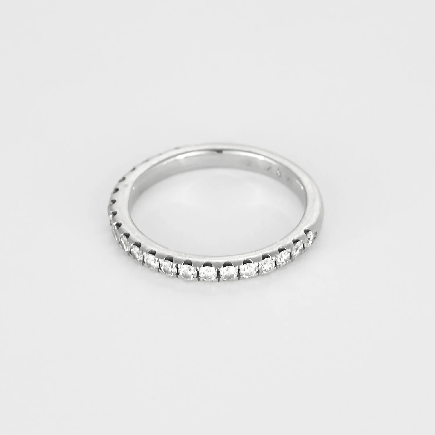 Wedding band semi pavé in white gold and diamonds  - Image 3