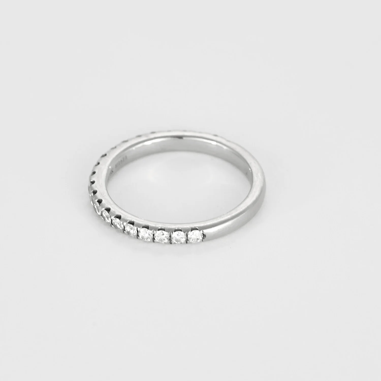Wedding band semi pavé in white gold and diamonds  - Image 4