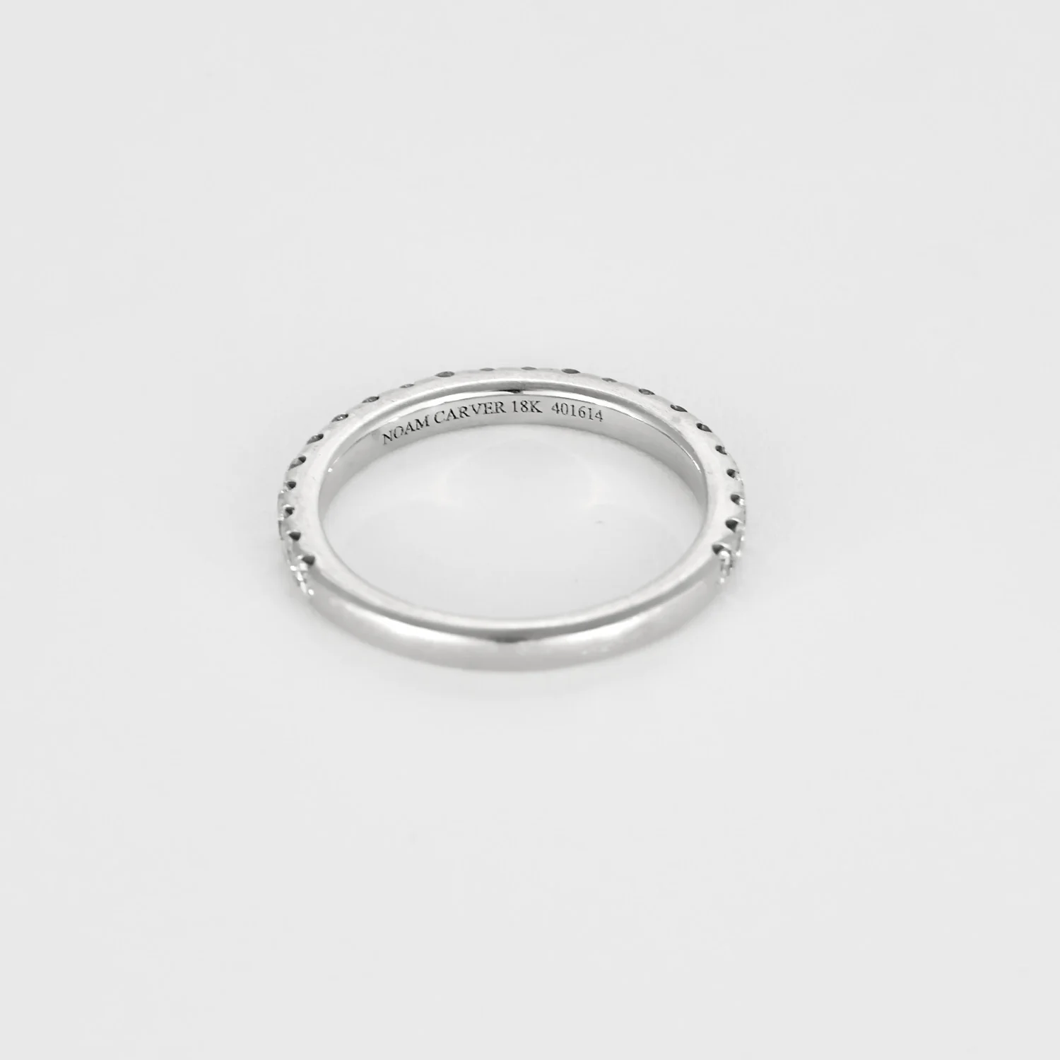 Wedding band semi pavé in white gold and diamonds  - Image 6