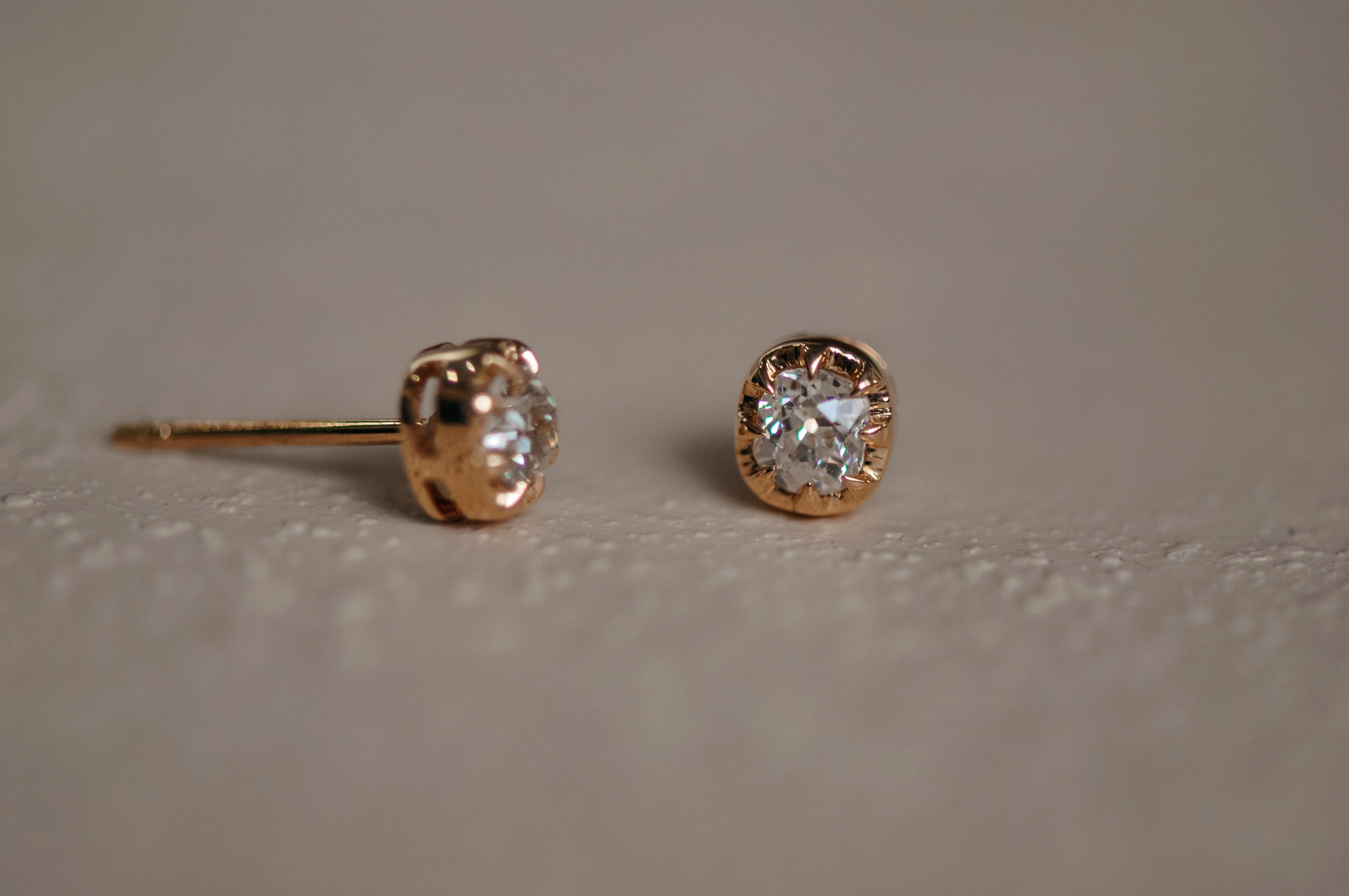 Antique diamond stud earrings from an old mine - Image 2