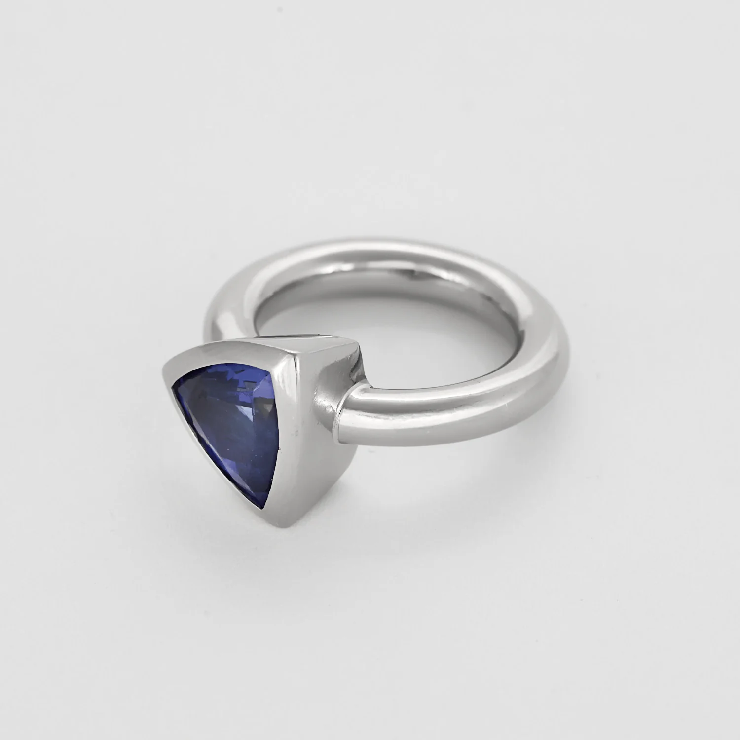 White gold and Tanzanite ring  - Image 3