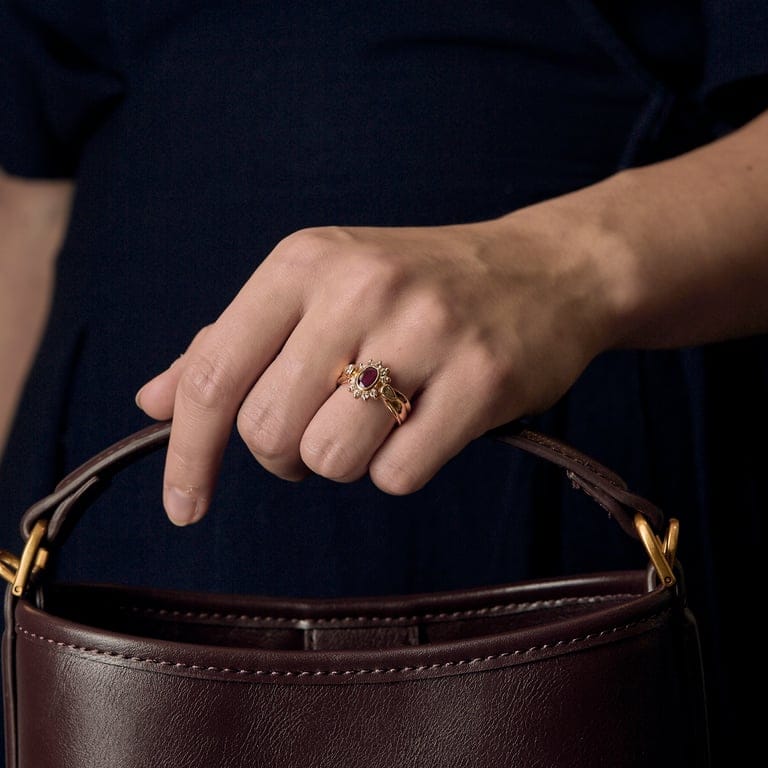 Yellow gold ring, diamonds, rubies - Image 2